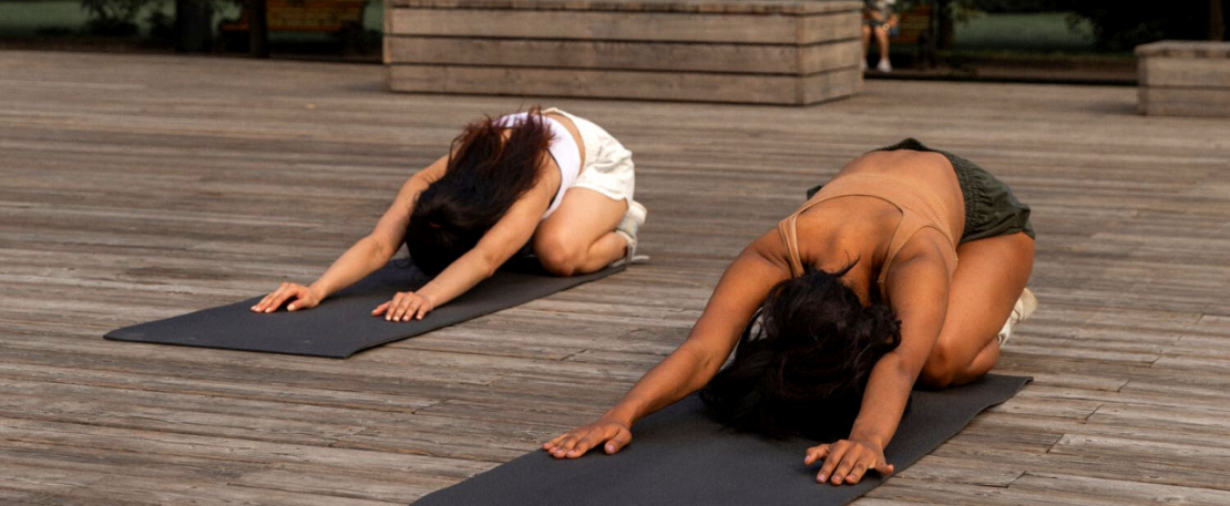 Cours de yoga extérieur