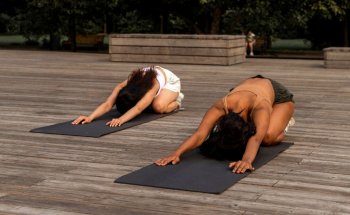 Cours de yoga extérieur